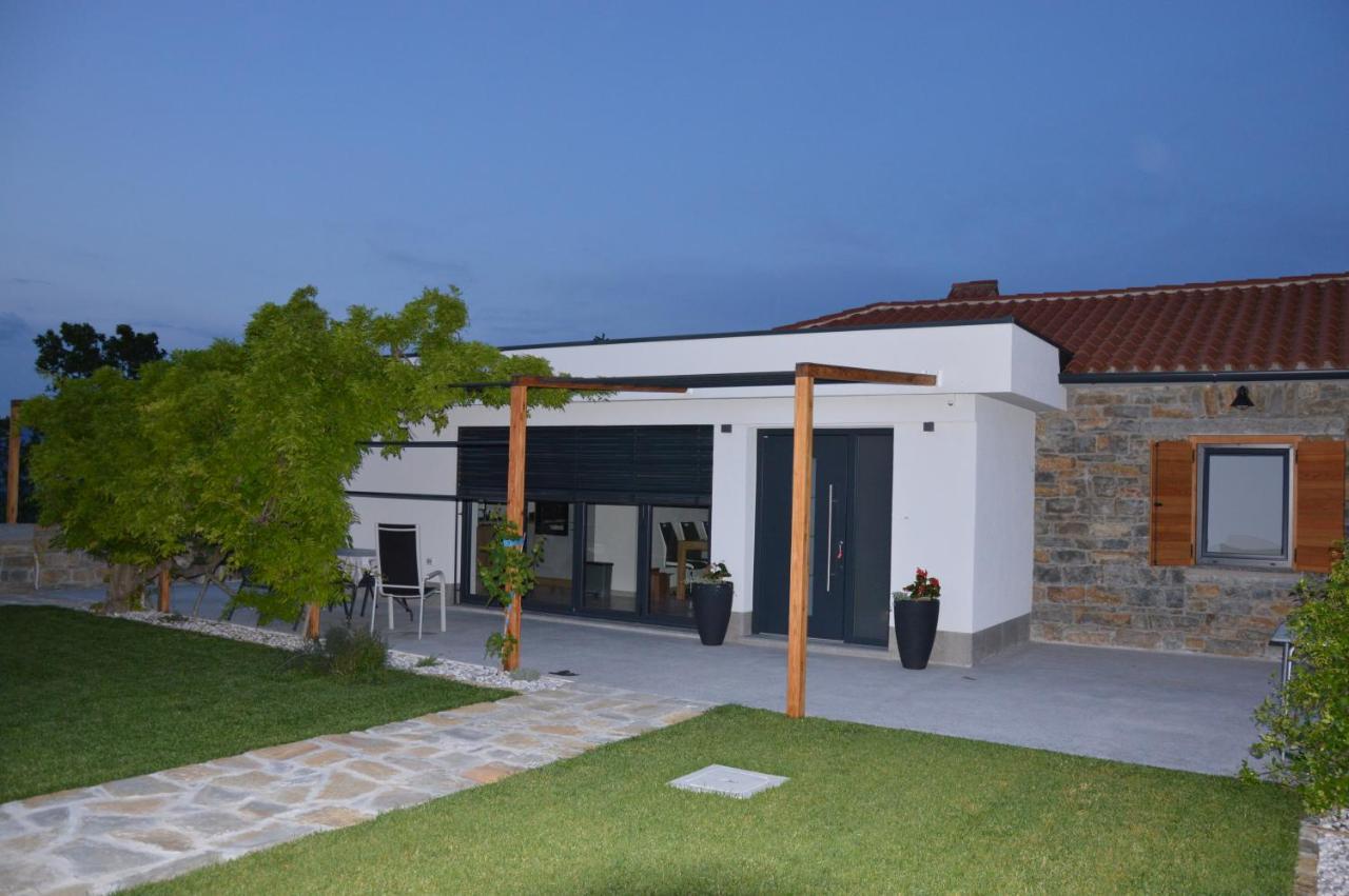 Casa Miranda - Family Comfort In A Quiet Area, Near The Sea, With Bbq And Free Parking Zgornje Skofije Extérieur photo